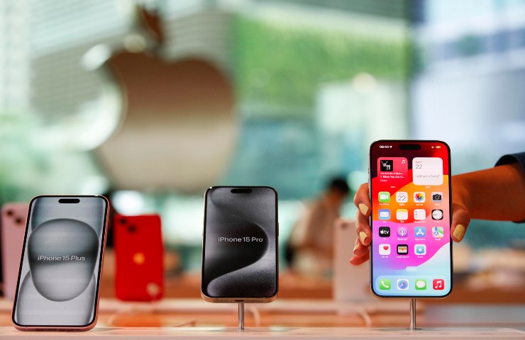 Alcuni iPhone 15 esposti in vendita