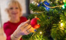 Donna che decora l'albero di Natale