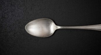 Strofinare le dita su un cucchiaio, un trucchetto che mi ha svelato la nonna e che mi ha risolto uno sgradevole problema