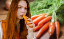 ragazza mangia carota e carote